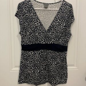 Ann Taylor Women’s V-Neck Medium Navy Blue & White Floral Pattern Shirt